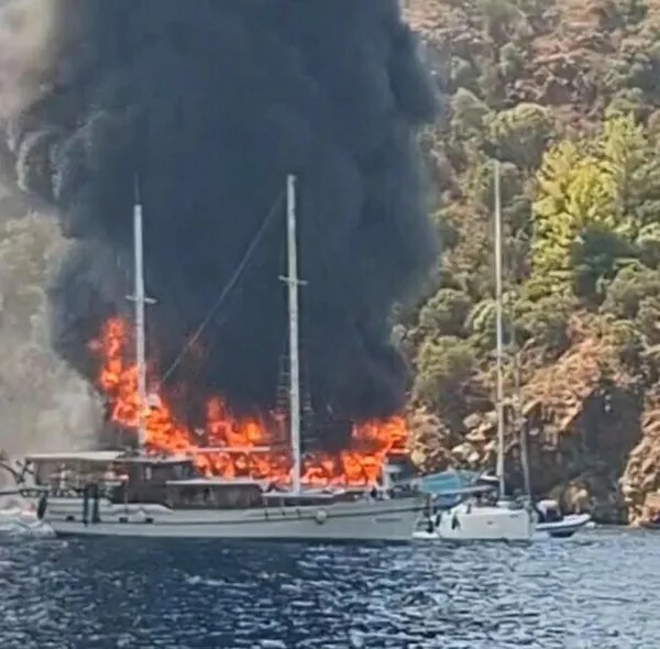 Fethiye’de Can Pazarı! Gezi Teknesi Denizin Ortasında Alev Topuna Döndü